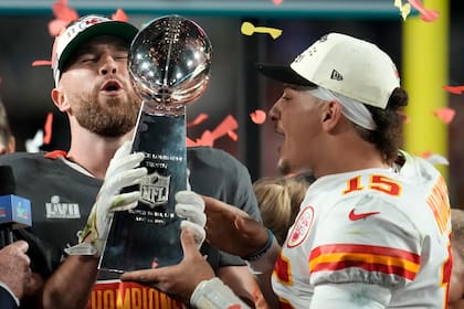 El tight end de los Chiefs de Kansas City Travis Kelce (izquierda), y el quarterback Patrick Mahomes