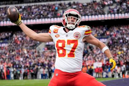 El tight end de los Chiefs de Kansas City, Travis Kelce (87), celebra su touchdown contra los Ravens de Baltimore durante la primera mitad del partido de campeonato de la AFC el domingo 28 de enero de 2024, en Baltimore. (Foto AP/Alex Brandon)
