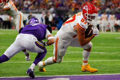El tight end de los Chiefs de Kansas City Travis Kelce atrapa un pase para un touchdown de cuatro yardas frente al cornerback de los Vikings de Minnesota Byron Murphy Jr. en el encuentro del domingo 8 de octubre del 2023. (AP Foto/Bruce Kluckhohn)