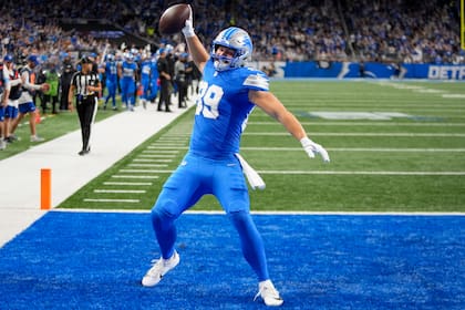 El tight end de los Lions de Detroit, Brock Wright, celebra su touchdown en la primera mitad del partido ante los Titans de Tennessee, el domingo 27 de octubre de 2024, en Detroit. (AP Foto/Paul Sancya)