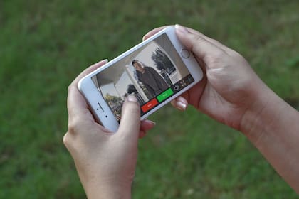 El timbre conectado Ring permite responder al visitante desde el celular con prestaciones propias de una cámara de seguridad