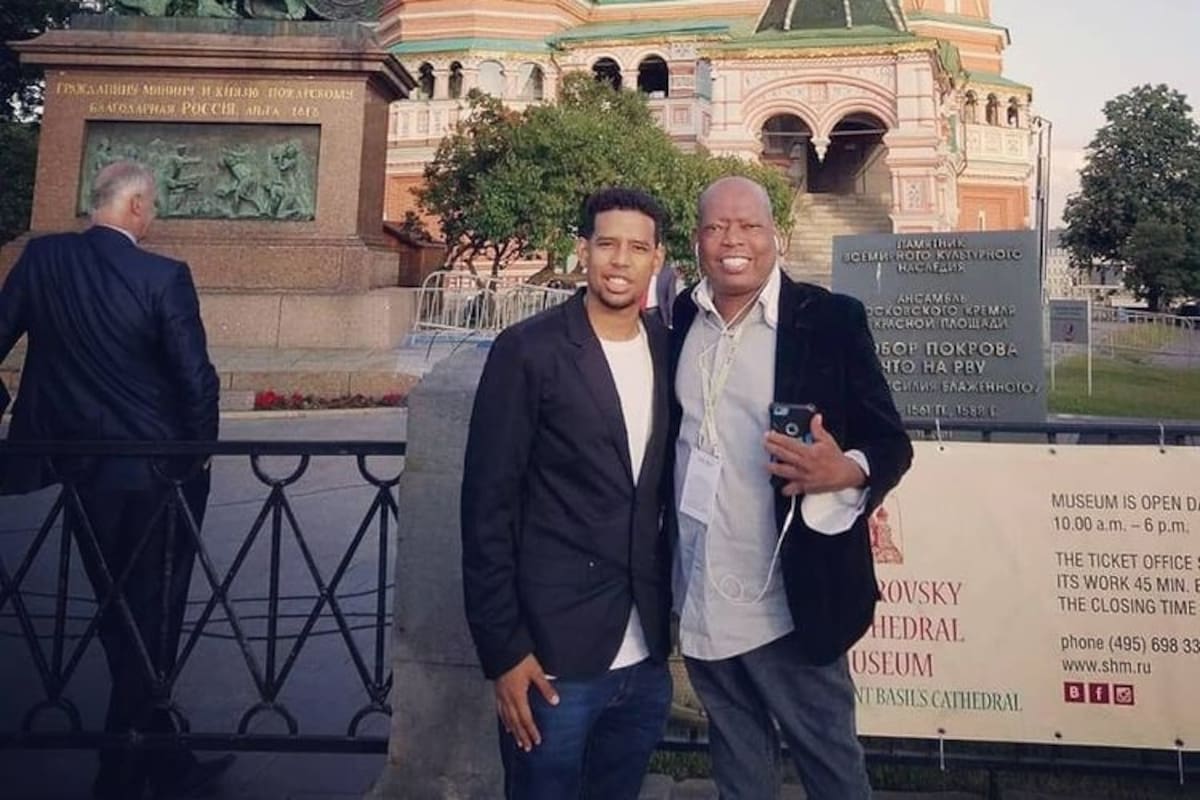 El 'Tino' Asprilla y su hijo Santiago, que vive en Estados Unidos, sigue conectado con el fútbol, pero estudió una carrera muy diferente