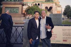 El 'Tino' Asprilla y su hijo Santiago, que vive en Estados Unidos, sigue conectado con el fútbol, pero estudió una carrera muy diferente