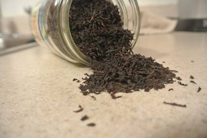 El tinte realizado en base al té negro no funciona con los cabellos de colores claros