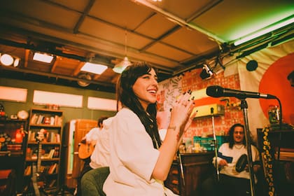 El Tiny Desk Concert de Nicki Nicole se filmó en una casa de San Telmo, bajo la dirección de Jéssica Praznik