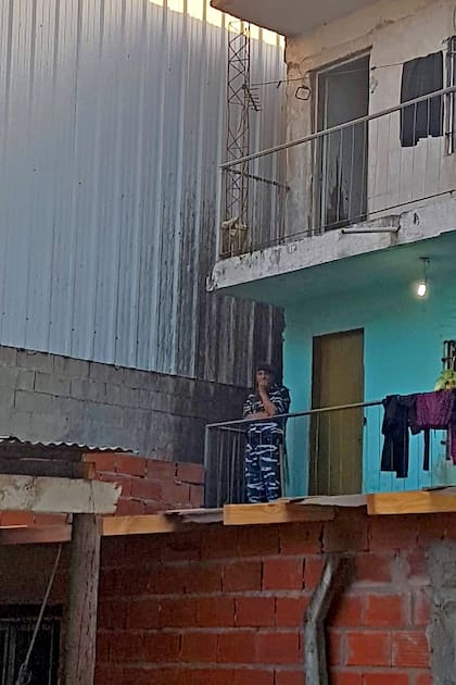 El tío de Sheila vivía en la casa blanca de la parte superior; el cuerpo fue encontrado entre la medianera de ladrillos y la pared del galpón gris que se ve de fondo en la imagen