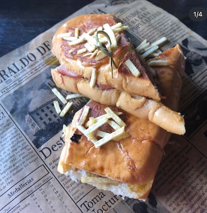 El típico sándwich cubano (pan de mantequilla prensado, relleno de cerdo, queso, mostaza y pepinillos) es uno de los sabores que se prueban en el tour por el barrio, junto con un mojito