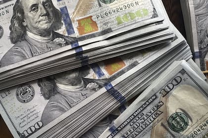 El tipo de cambio mayorista se mantiene en torno a $1400 en las jornadas con presión alcista; detrás hay un esquema de intervención que mezcla venta de divisas, futuros y absorción de pesos