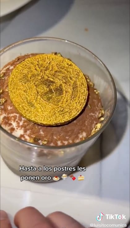 El tiramisú con oro comestible del restaurante de Versace en Miami