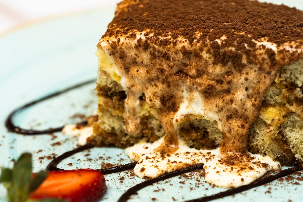 El tiramisú de La Parolaccia es reparado a partir de una receta originaria del Véneto, combina vainillas artesanales embebidas en café espresso con una suave crema de mascarpone y azúcar