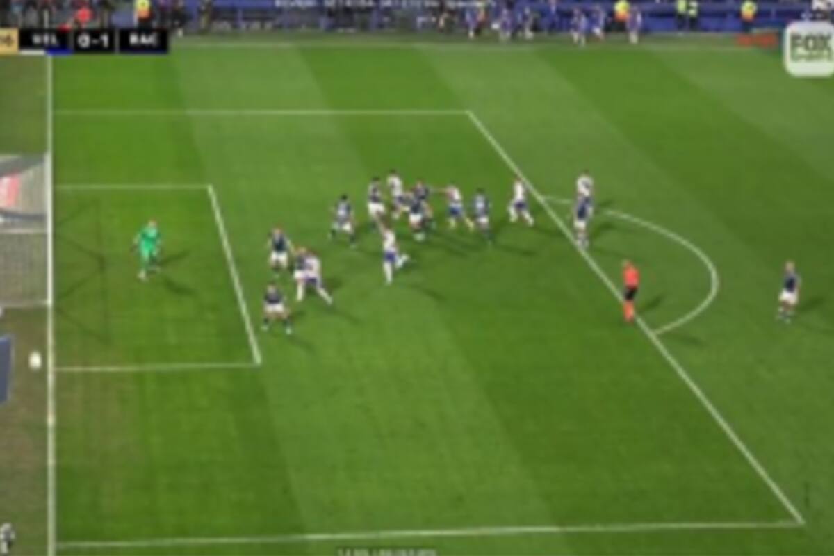 El tiro de esquina de Maher Carrizo que fue el prólogo del gol anulado a Aaron Quirós, en un Vélez que se lamentó por el fallo ante un Racing que no reclamó la acción