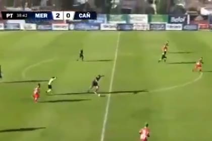 El tiro de Fabbiani desde la mitad de la cancha