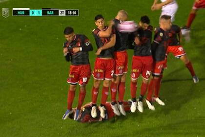 El tiro libre de Cristaldo impactará sobre el brazo de Sepúlveda, en la polémica de la noche en Parque Patricios