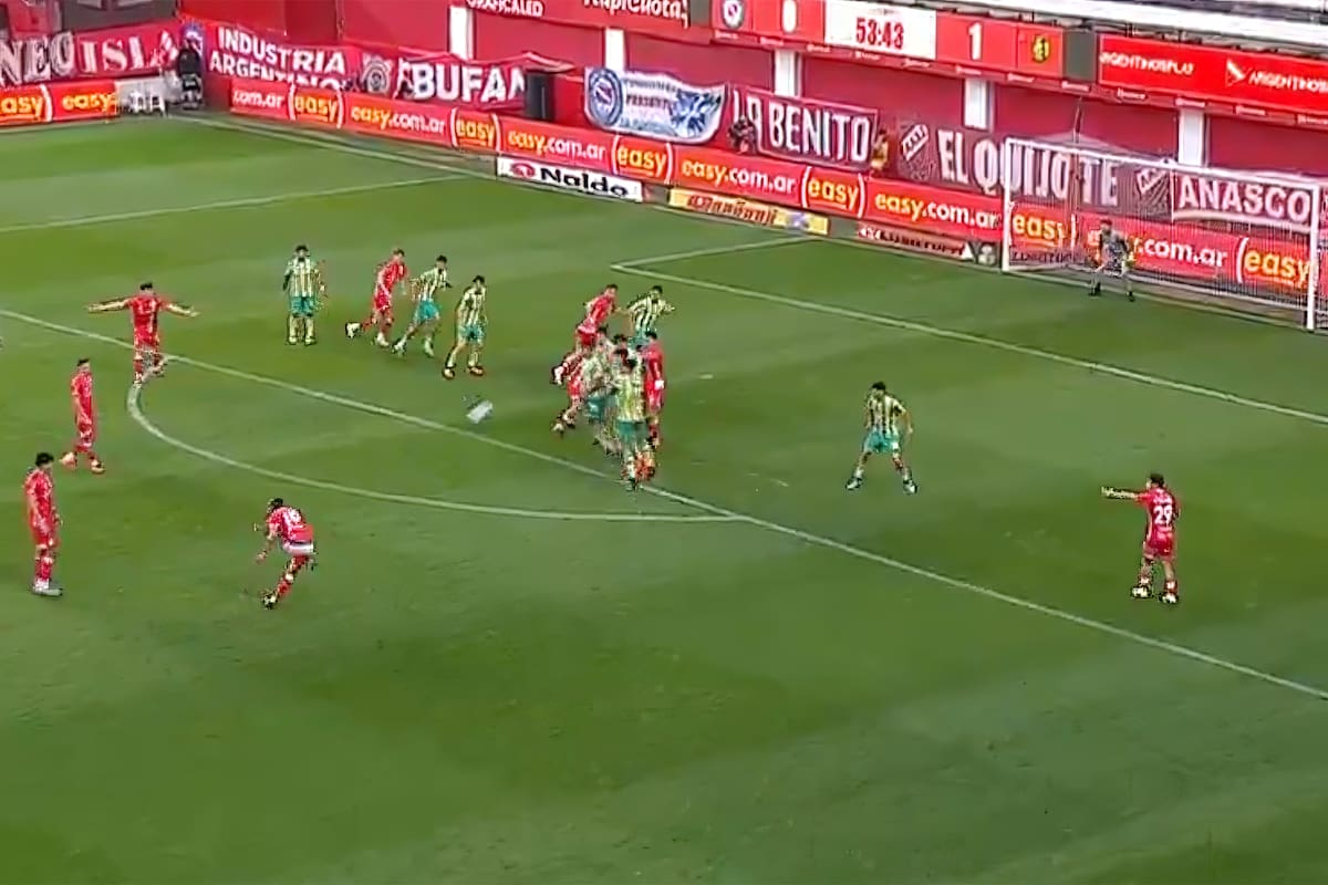 El tiro libre de Lescano ante Aldosivi, en el que pudo haber sido su último partido con la camiseta de Argentinos Juniors