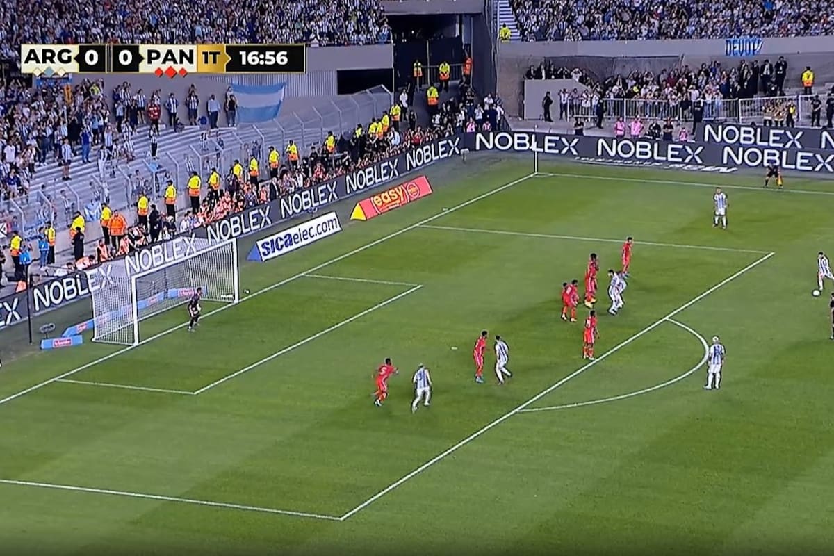 El tiro libre de Lionel Messi que impactó en el palo del arco de Panamá