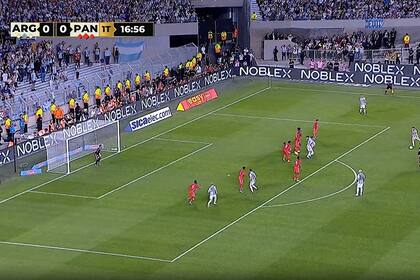 El tiro libre de Lionel Messi que impactó en el palo del arco de Panamá