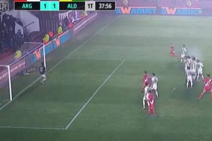 El tiro libre ejecutado por Carabajal se mete en el ángulo superior izquierdo del arquero de Aldosivi