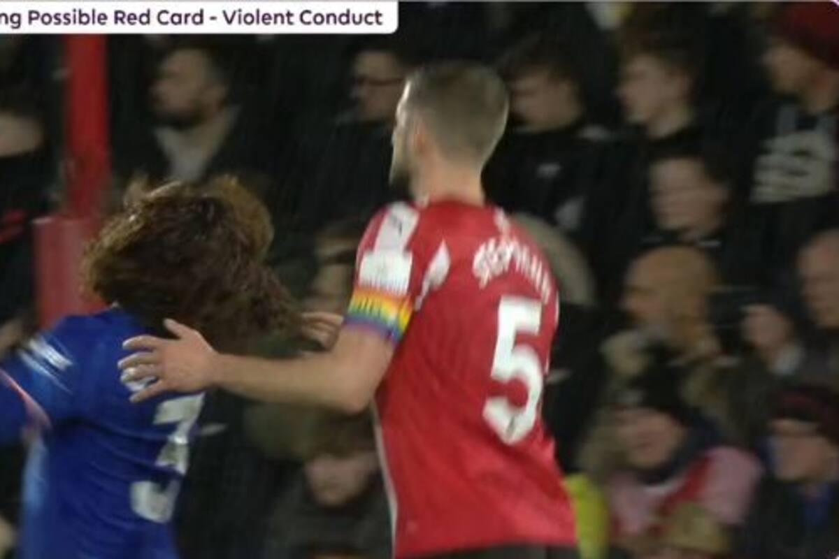 El tirón de pelo a Cucurella por parte de Stephens, en Southampton vs. Chelsea