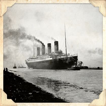 El Titanic abandona de Belfast para hacer pruebas en el mar en 1912
