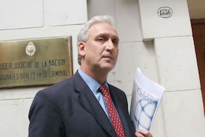 El titular de Cascos Blancos, Gabriel Fuks, sale de los Tribunales