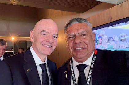 El titular de la Asociación del Fútbol Argentino (AFA), Claudio "Chiqui" Tapia, junto al presidente de la FIFA, Gianni Infantino