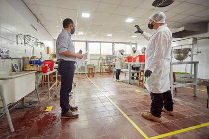 El titular de la Dirección General de Escuelas, José Thomas, recorrió uno de los colegios donde volvieron los alumnos a realizar las prácticas profesionales.