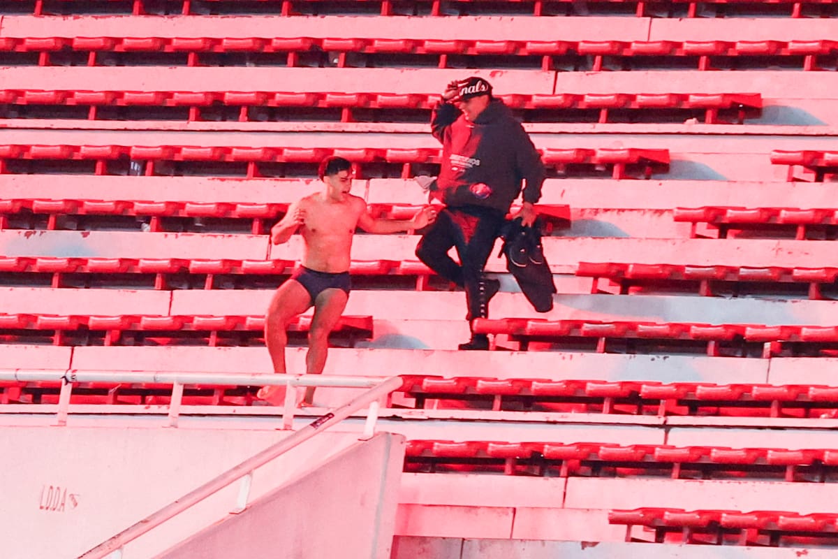 El titular de U. de Chile, Michael Clark, manifestó ante la prensa que lo ocurrido en Avellaneda “fue una tragedia”