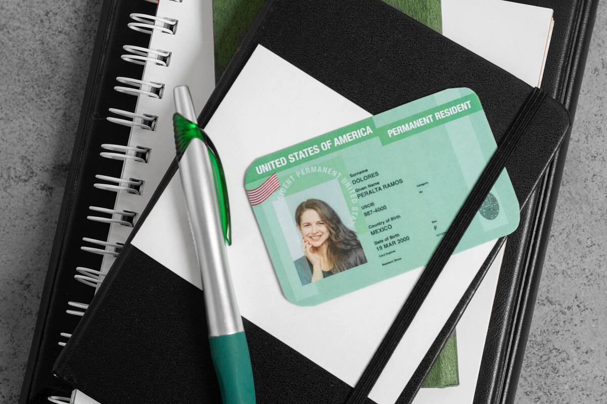 El titular de una green card es un extranjero al que se le ha otorgado el estatus para vivir y trabajar en Estados Unidos