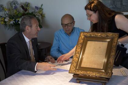 El titular del AGN, el donante y la escribana