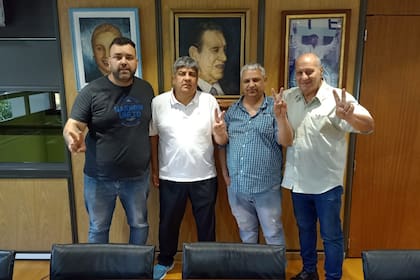 El titular del Centro de Panaderos de Avellaneda "27 de Abril", Gastón Mora (izquierda), junto a Pablo Moyano y otros referentes tras la reunión