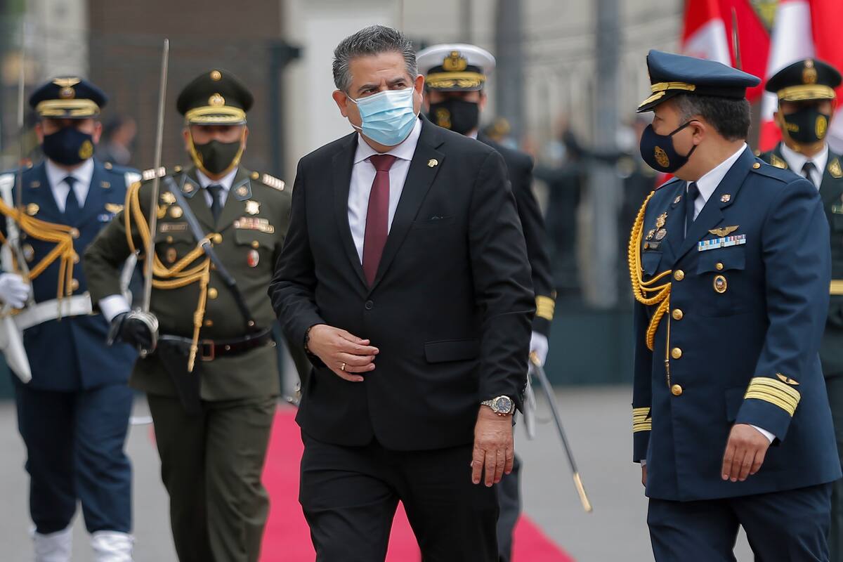 El titular del Congreso peruano, Manuel Merino, recibe honores militares a su llegada el 10 de noviembre de 2020 al Congreso de Lima, donde prestará juramento un día después de que el Congreso votara por acusar y derrocar al presidente Martín Vizcarra por acusaciones de corrupción