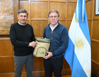 El titular del INYM, Juan José Szychowski, y el secretario de Agricultura de la Nación, Juan José Bahillo. Esta mañana defendieron la decisión de incrementar el valor de la materia prima casi 50% para el semestre octubre-marzo