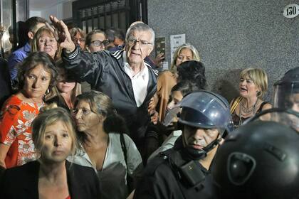 El titular del PJ, José Luis Gioja, improvisó tres conferencias de prensa en la sede de la calle Matheu