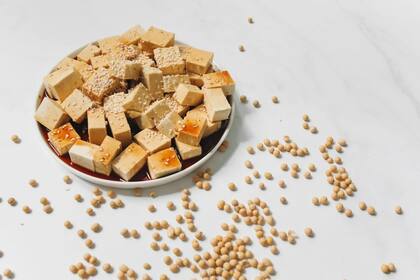 El tofu es muy utilizado en platos veganos y vegetarianos (Foto Pexels)