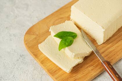 El tofu es un alimento vegetal sólido que se obtiene de la soja y se usa como alternativa a la carne