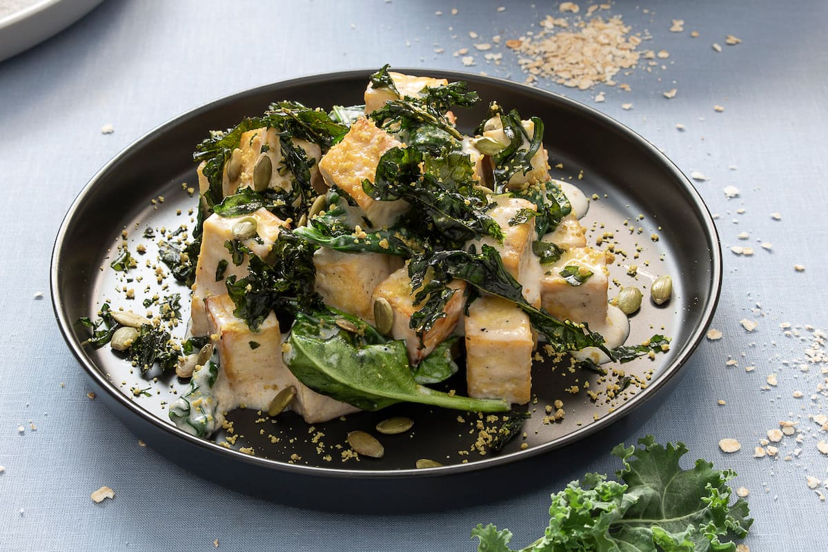 El tofu proporciona vitaminas B, ácidos grasos insaturados saludables y minerales como calcio, magnesio, zinc y hierro