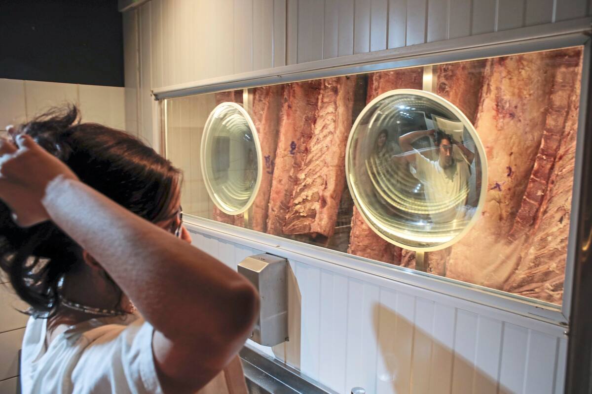 El toilette del restaurante "José, el carnicero" tiene vista a la cámara frigorífica del local