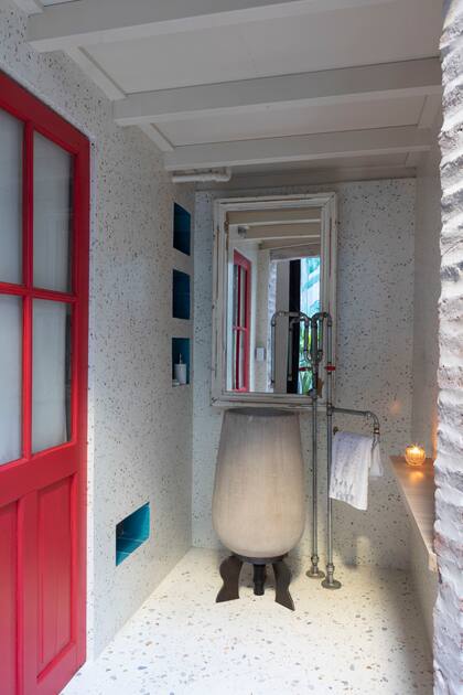 El toilette tiene piso y revestimiento de pared de terrazo (Pimux), bacha y grifería artesanal (Martín Diego Soqueff), toalla (Luna Deco) y vela (Bohemia).