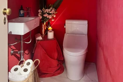 El toillette es el único lugar completamente nuevo y moderno. Se improvisó el espacio debajo de la escalera -externa a Casa Néctar- que conduce a los estudios de la planta alta. Las paredes están forradas con textiles de Casa Almacén.
