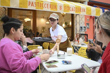 El toldo a rayas amarillo es un sello de Sole di Parma