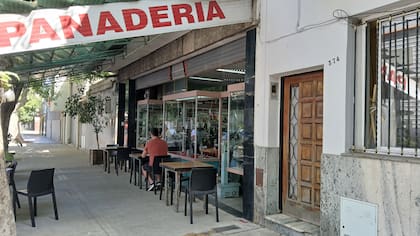 El toldo eléctrico de la antigua panadería sigue en el frente del restaurante de la chef Jazmín Marturet