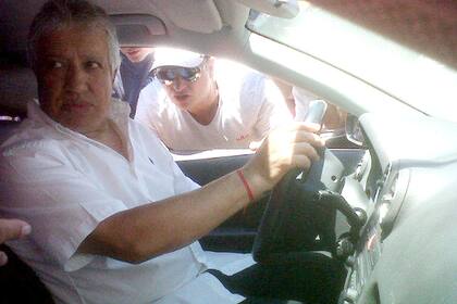 El Tolo escuchando el reclamo de los hinchas