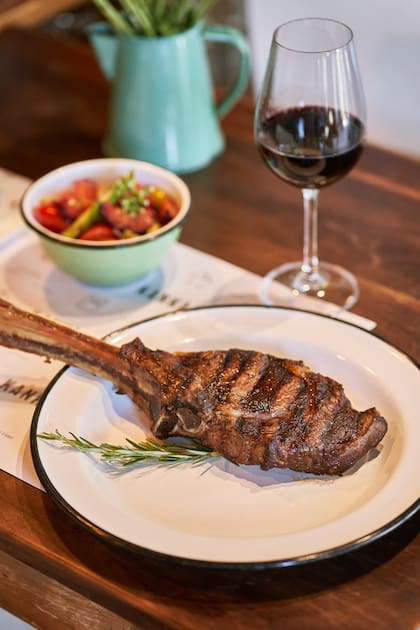 El tomahawk es un corte especial, de gran tamaño: músculo de tren de bife y hueso largo de la costilla