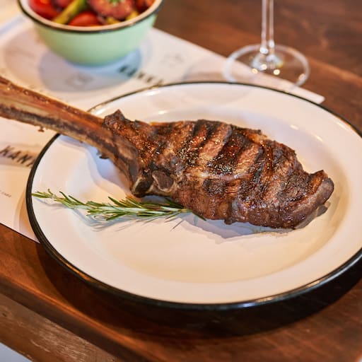 El tomahawk, uno de los cortes especiales que ofrecen con el característico hueso largo de la costilla