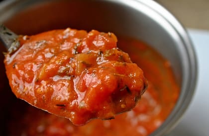El tomate fresco y maduro da más sabor, pero contiene más agua y necesita una cocción más larga