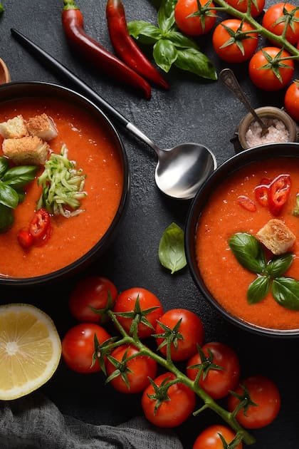 El tomate tiene gran cantidad de agua y los picantes como el chile despiertan el metabolismo