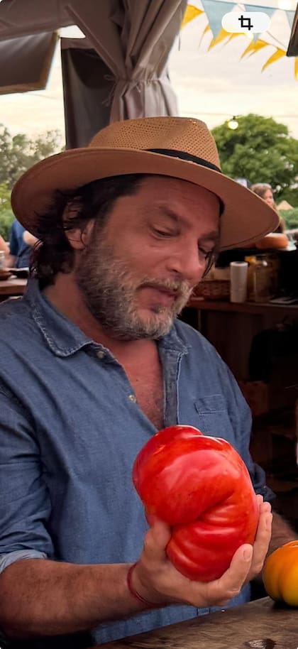 “El tomate vasco hace 12 años que lo hacemos y cada vez sale más rico, más relleno y con más producción por planta”, señala Kunis
