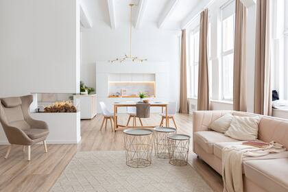 El tono arena, aplicado en paredes o textiles, crea un ambiente equilibrado y sereno, ideal para dormitorios y livings