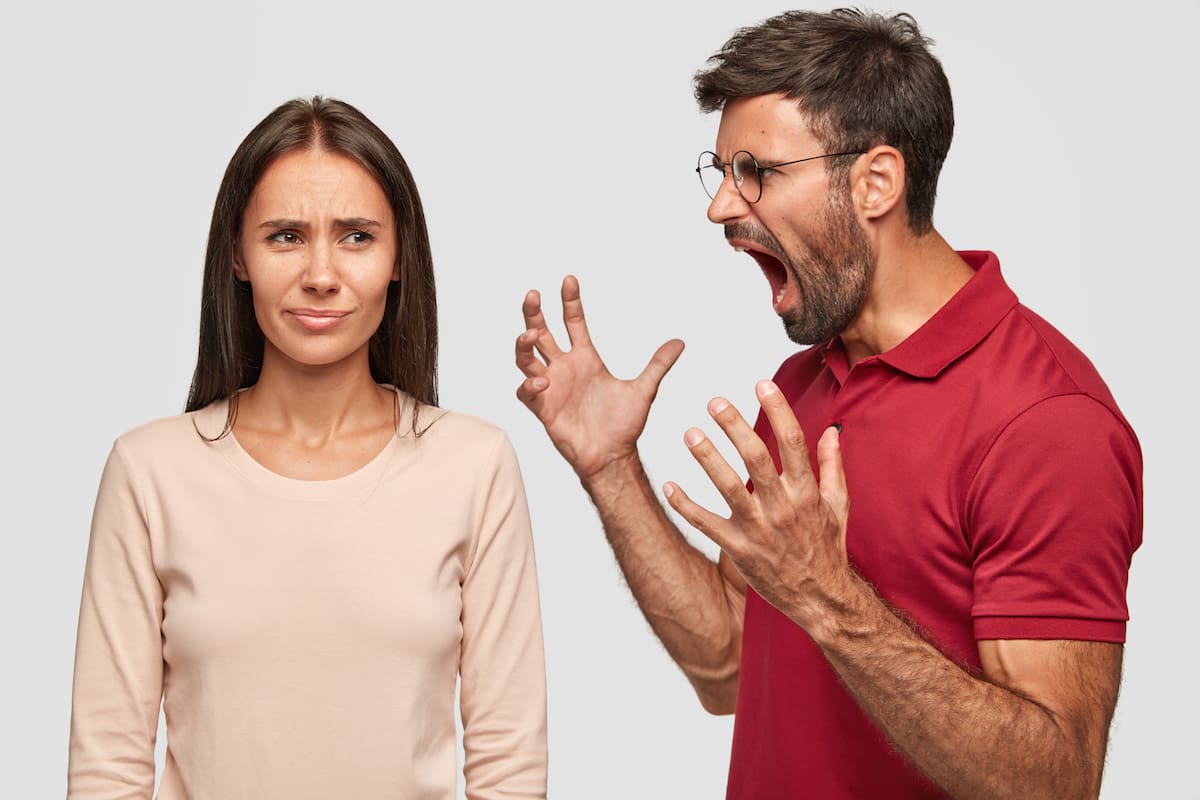 El tono elevado durante una conversación raras veces busca la confrontación; en general, responde a mecanismos de adaptación social y estados emocionales (Foto: Freepik)