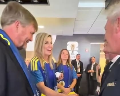El toque de color también se dio tras al partido. “Les presento a Neri Pumpido, Campeón del Mundo en con México 86″, les indicaron a los reyes en inglés. “Hola, ¿qué tal?“, lo saludó la reina en castellano. "¿Cómo te va?“, le respondió informalmente Pumpido a la reina nacida en Argentina. En el inicio de la Copa del Mundo de 2026, la FIFA le rindió un homenaje especial en México, celebrando el 40° aniversario de la histórica gesta en el Estadio Azteca